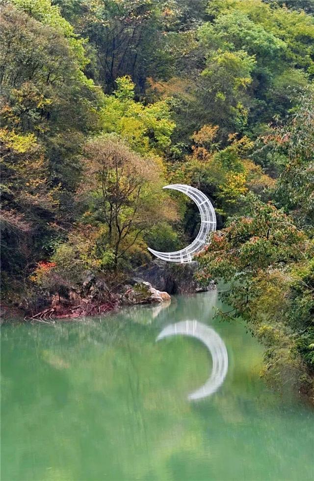 藏不住了！月亮峡的秋