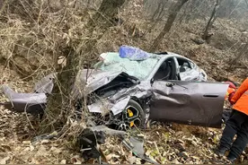 当事人回应小米SU7坠崖“报废”：一家四口无恙，但后怕自责，想继续购入小米SU7图片