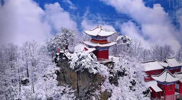 偏头山初雪如画 游客沉浸式赏冬韵