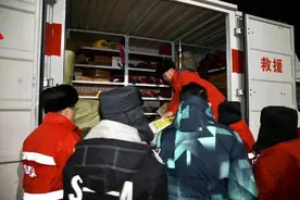 豫甘同心丨急行1600公里，永城救援队员携满车物资抵达后阳洼村图片