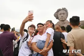 组图丨橘子洲头“人从众”  市民游客可提前预约 错峰出行图片