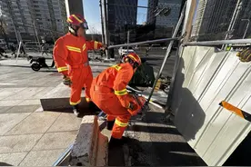 大风惹祸导致安全隐患 北京消防迅速到场处置图片