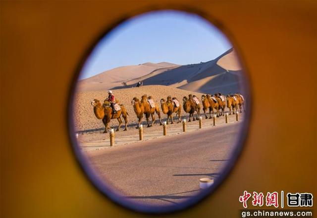 敦煌大漠秋色醉游人