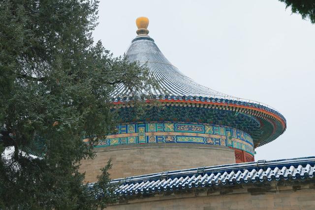 雪落天坛，红墙银装美景如画