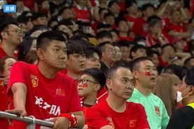 60分钟国足0-1落后，看台上远征球迷一脸无奈图片