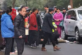 锦绣文澜小区大妈被压车底，众人抬车救出，小姐妹说她全身12处骨折，女司机66岁驾照拿到不久，估计油门当刹车了图片