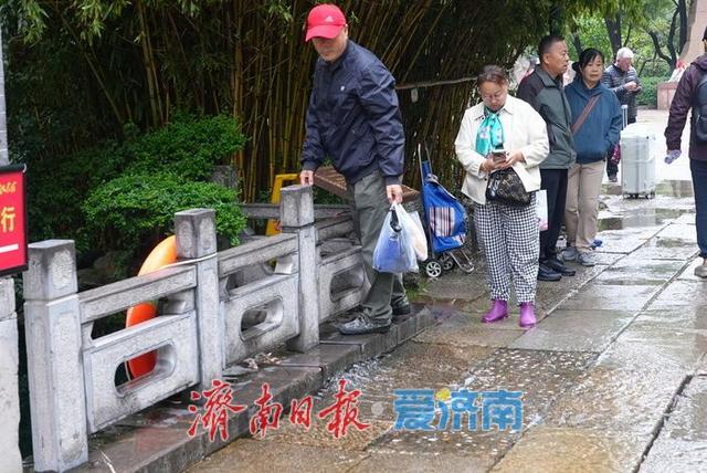 一年四季 泉在济南丨五龙潭景区再现一处 “清泉石上流” 景观