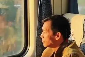 大叔坐火车去北京一整天只吃了一根萝卜，邻座小伙默默帮他买了份饭图片