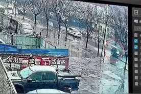老人雪地中被撞倒，过路司机停车拿被子守护，当地正为其申报见义勇为图片
