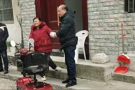 “星光饼嫂”邹爱华：一双跛腿托起如山大爱图片