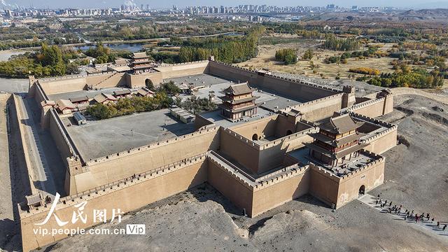 甘肃嘉峪关：大漠雄关迎宾客