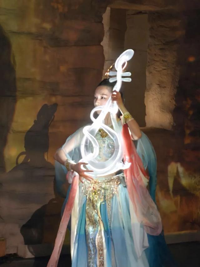 看不过来了！丝路光影、乐舞妙音、大漠市集、童话雾森、草坪Live秀……“闪亮·上海 静安光影季”点位提前剧透→
