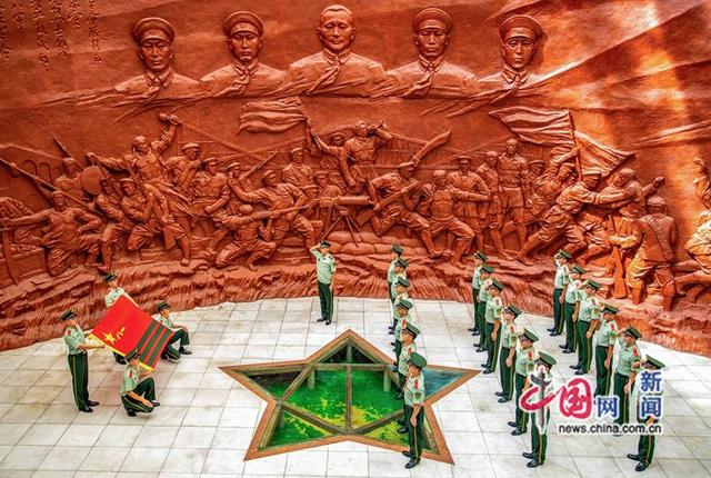 人民子弟兵在战位献礼八一