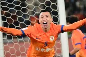 山东泰山2：2横滨水手，绝平功臣郑铮赛后向球迷致谢图片