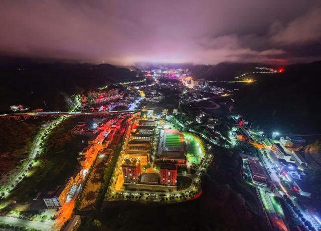 巴东野三关：夜幕下的山城幻梦