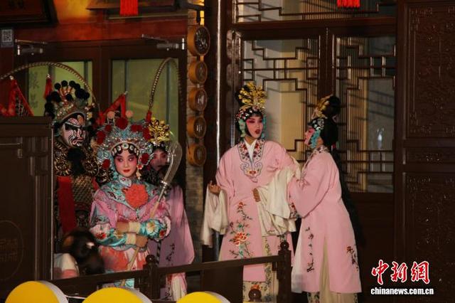 2025中国图书馆年会“图书馆人·榆林卫城之夜”启幕