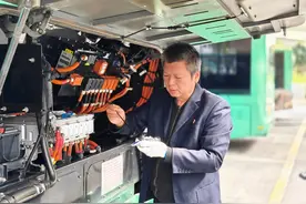郑州BRT组织开展冷却系统“冰点测试”，保障车辆冬季运营图片