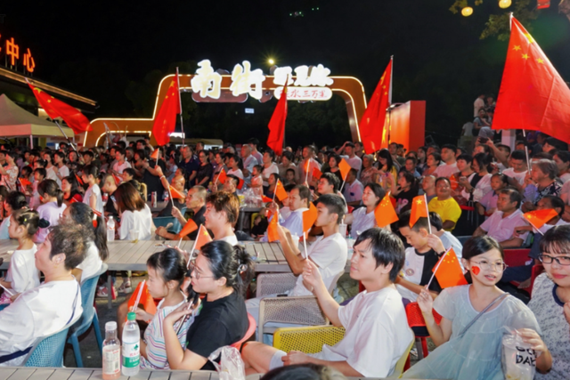 碳水潮玩庆华诞 千人同唱《歌唱祖国》 南街碳水王国国庆活动点燃假期热情
