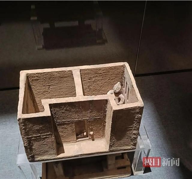 起猛了！在博物馆看到了“奥特曼”，网友：原来迪迦是汉朝的……