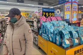 “年味风”吹进宠物圈：宠物“年夜饭”“压岁粮”走俏春节市场图片