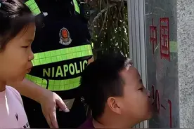 6岁警娃国庆节跟爸爸巡边3小时累到哭，见到界碑后深情亲吻界碑图片