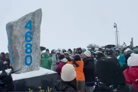 游客在海拔4680米大打出手  玉龙雪山景区：拍照抢位起冲突，已妥善处理图片