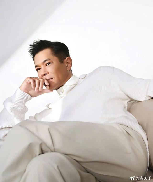古天乐回应“不用智能手机”传闻：我其实真不想用，但电视台不支持旧设备了，已经用了七八年，主要用来上网看新闻，还会看占卜