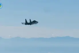 战鹰瞰台！东部战区空军多型战机与宝岛台湾中央山脉同框图片