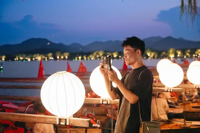西湖“33个月亮”限时回归，入画中秋诗意夜景