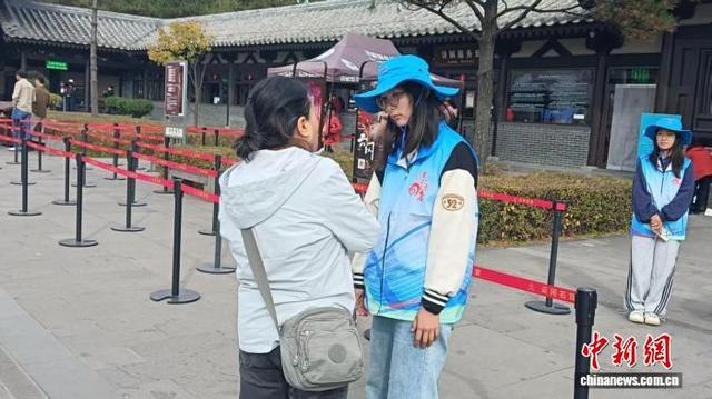 “双节”期间云冈石窟迎八方客   志愿者“温暖防线”护千年之约