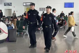 春运一线奶爸警长“蹲式执法”暖人心图片