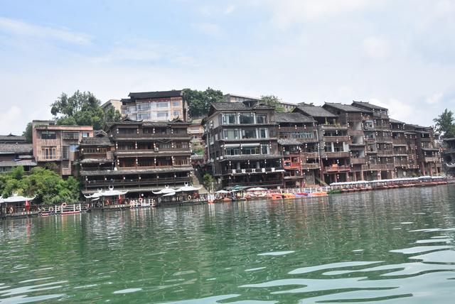 凯里下司古镇：暑期旅游持续升温 业态“上新”引客来