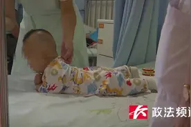 惊魂八分钟，三月大婴儿套着脖圈在游泳，奶奶做饭去了图片