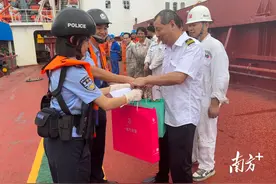 台山边检民警与船员共迎中秋叙团圆图片