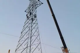 70米高空作业完成高压线塔迁改，供电部门助力地铁前川线二期建设提速图片