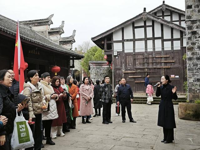 湖北十堰姑娘扎根四川平昌 变身为白衣古镇的“文化代言人”