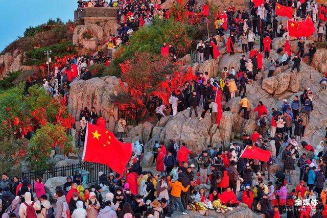 日出泰山，满山尽是中国红！今天，我们在泰安，祝福伟大祖国：繁荣昌盛、国泰民安！