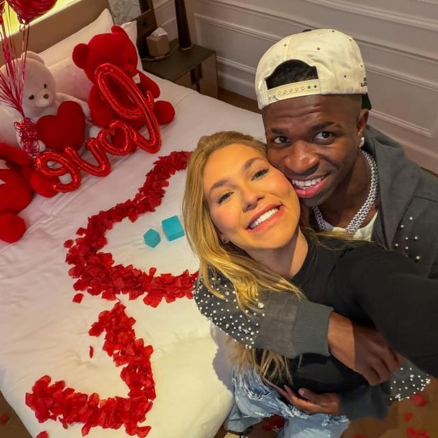 劈腿风波被原谅！维尼修斯社媒晒出与模特女友甜蜜合照：V❤️V