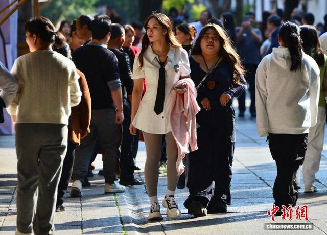 福州：暖阳相伴 游客夏装出行