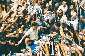 来者不拒，库里签疯了图片