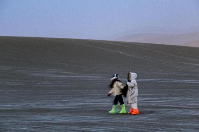敦煌再迎降雪，游客邂逅沙雪共舞
