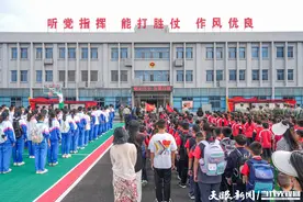 进军营 握钢枪 上思政｜白云区300多名中小学生沉浸式体验国防教育图片