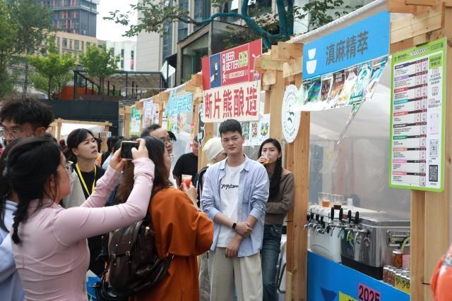 观山湖国庆首日人气爆棚:省博排长队,阿云朵仓碰杯声不断