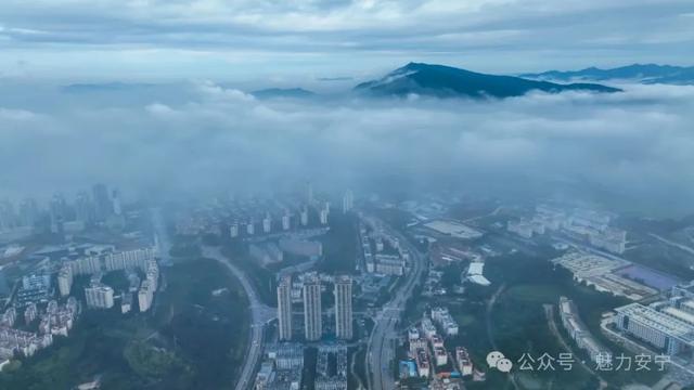 安宁雨后云海绘就“天空之城”