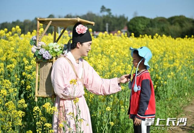 赴江背花田之约！合唱、T台秀、飞花令轮番上演，春日氛围感拉满