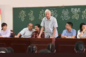 96岁教师叶连平连续12年为农村孩子发放奖学金图片