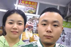 凌晨 穿尿不湿妞妞跑上街 暖心 卖包子的她赶紧护住图片