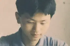 晨意帮忙｜长沙患儿家属求媒体表扬这个“光头医生”，医生拿出年轻时的照片：值了！图片