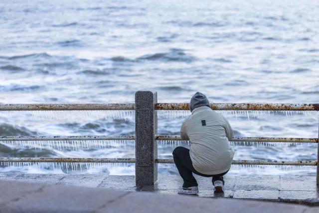 今早实拍！日照海边结冰了！低温还要持续几天？