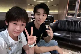 全红婵、王俊凯在《刺猬》首映礼后合影，与葛优拥抱并复制“葛优躺”图片